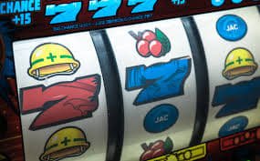 Pemain menganalisis tabel hasil Colok Macau di perangkat mobile